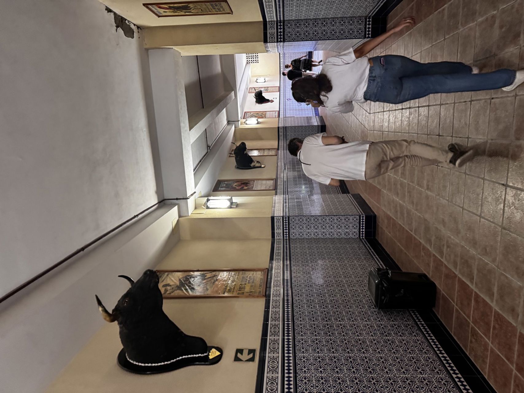 Foto av elever inne i Plaza del Toros