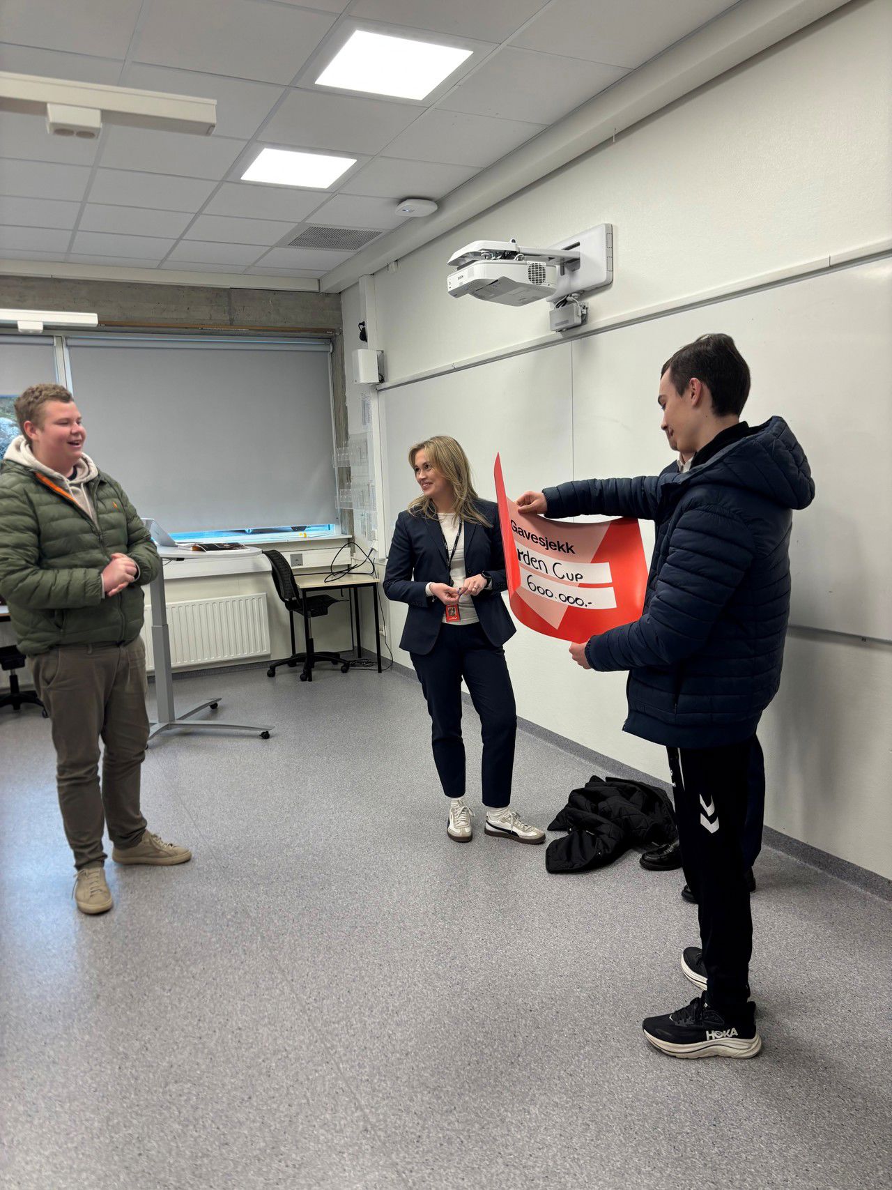 Foto av elever med gavesjekk og representanter for Sparebanken Norge