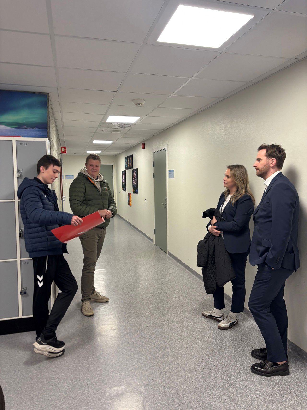 Foto av elever med gavesjekk og representanter for Sparebanken Norge