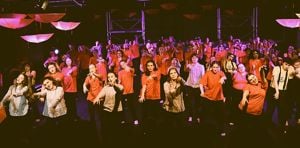 Foto av elever som danser på scenen