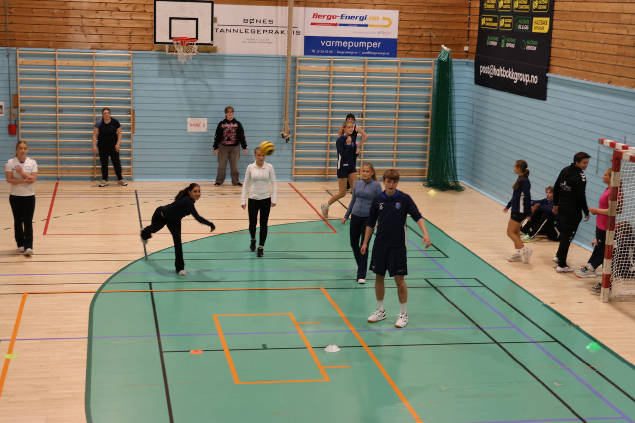 Foto av elever som spiller kanonball i Idrettshallen