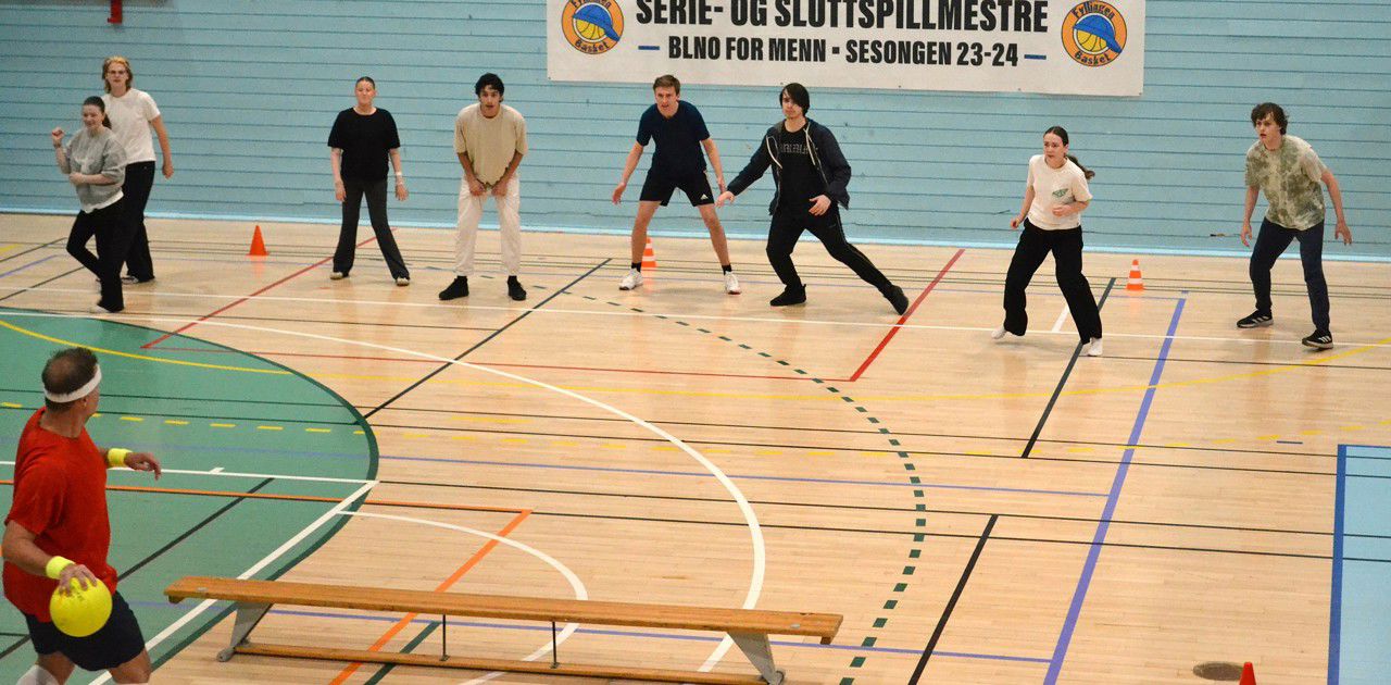 Foto av lærere og elever som spiller kanonball