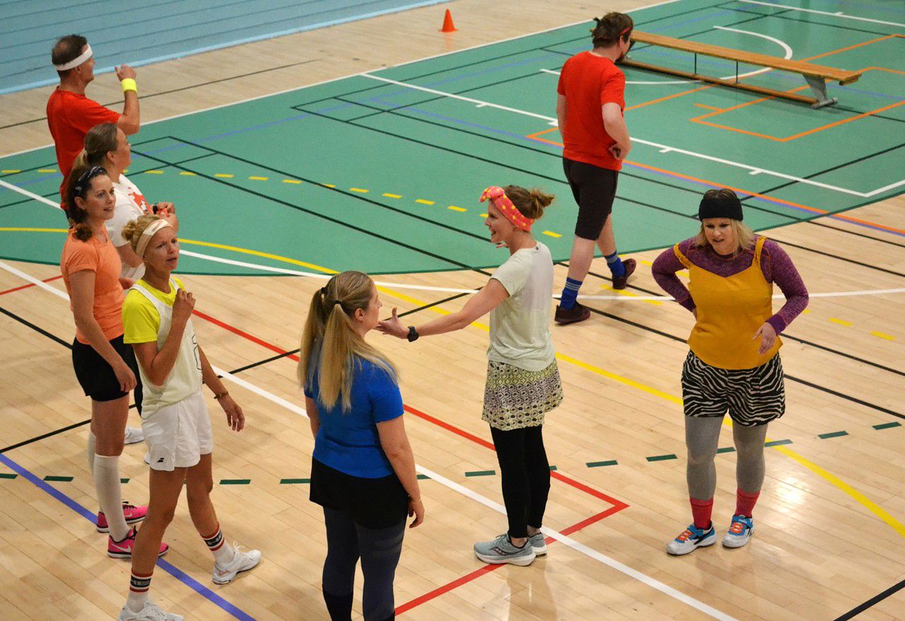 Foto av lærere og elever som spiller kanonball