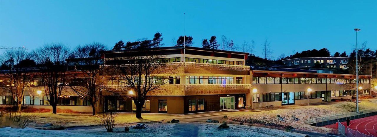 Bilde av skolebygget