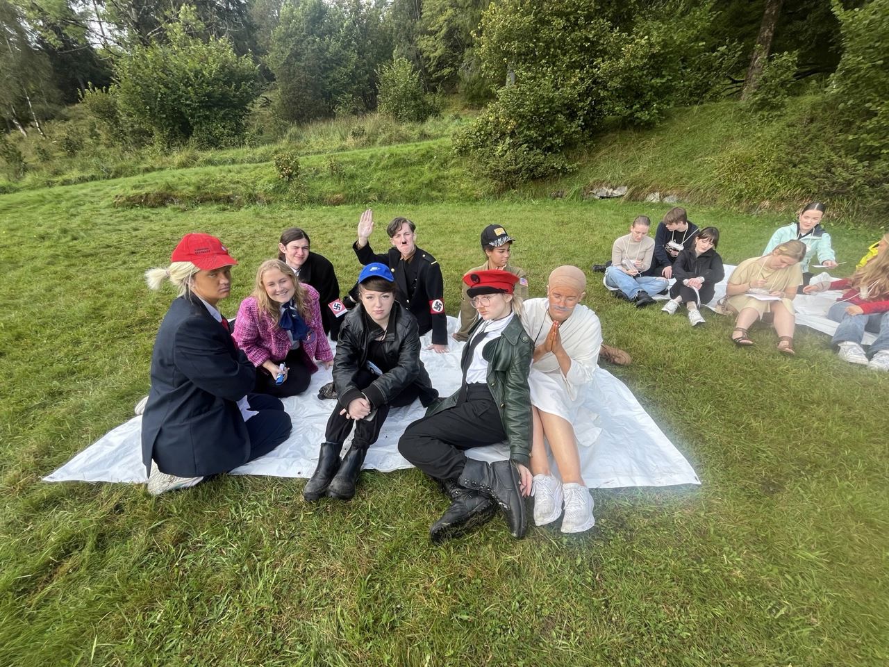 Foto av elever kledd ut som kjente historiske personer