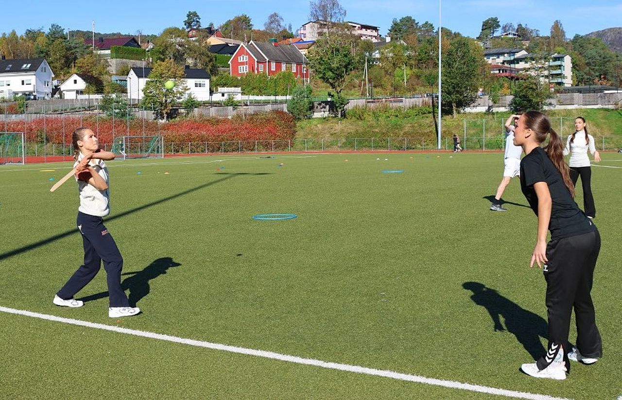 Foto av elever som spiller slåball