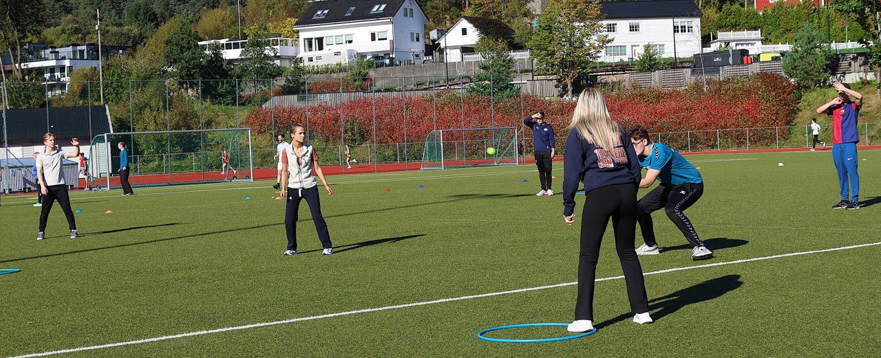 Foto av elever som spiller slåball