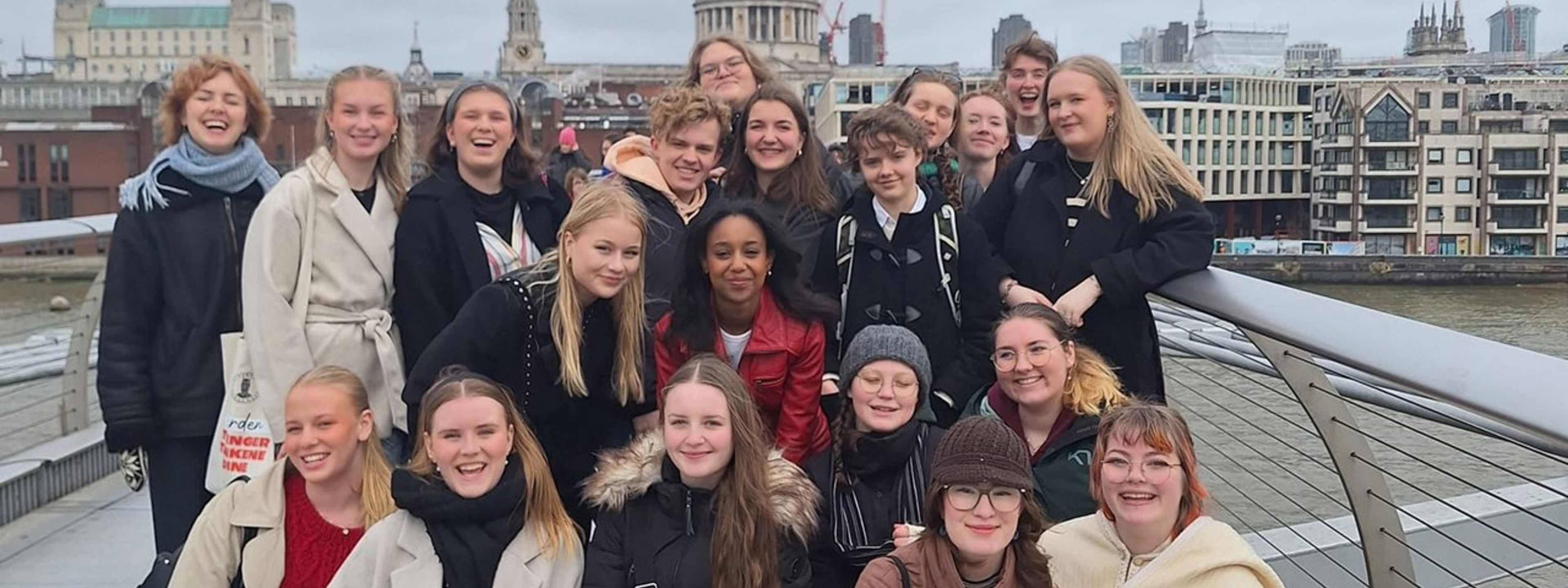 Foto av elever på bro i London