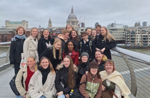 Foto av elever på bro i London