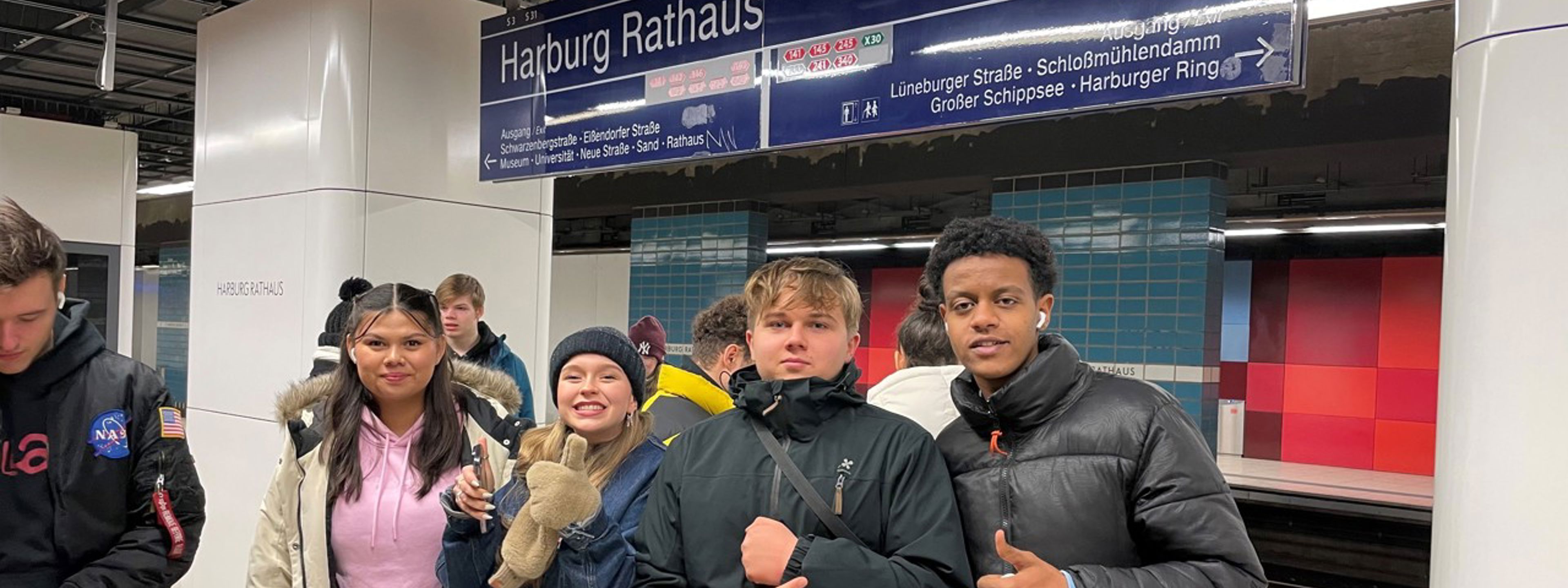 Bilde av Elevrådsstyret på undergrunnsstasjon i Harburg