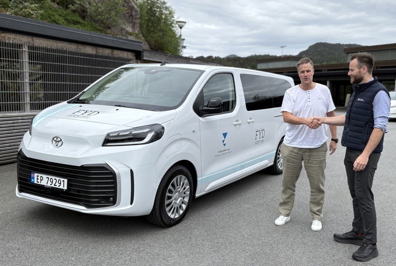 Foto av bil med rektor og representant for leverandøren