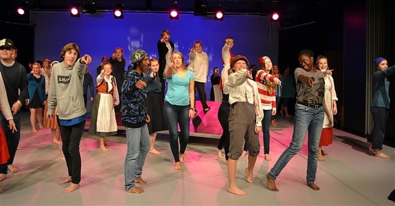 Bilde av elevar i Tilrettelagt på scenen