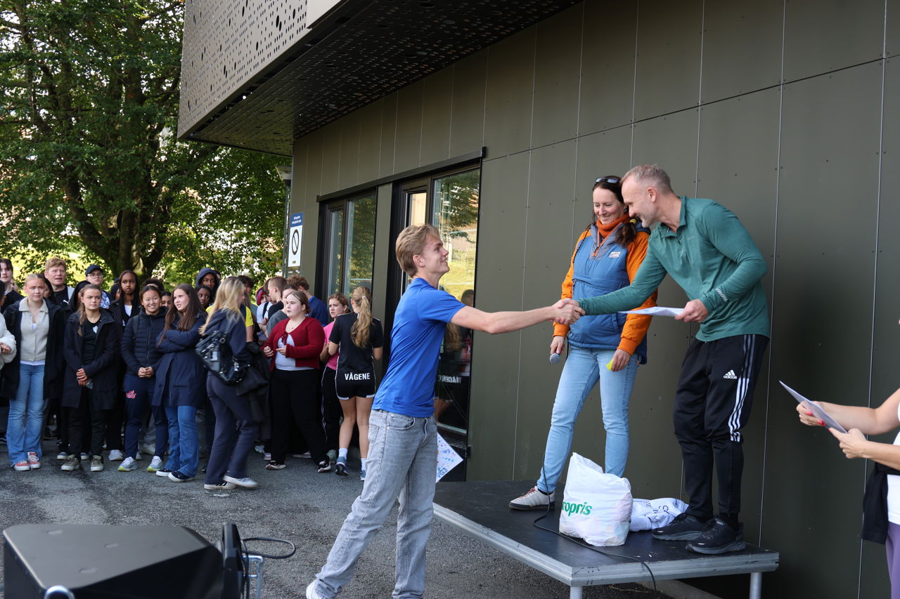 Foto av elev som mottar premie