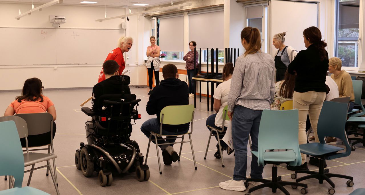 Foto av elever som spiller boccia