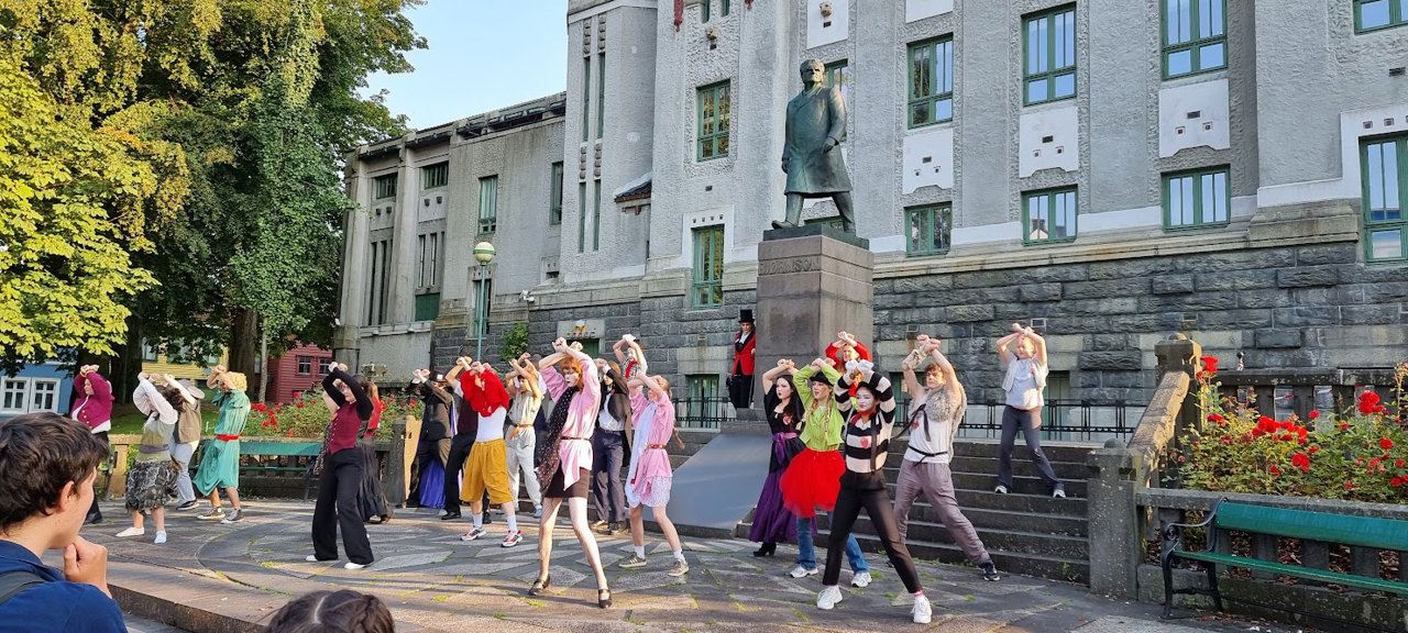 Fot av elevar som dansar foran Den Nationale Scene