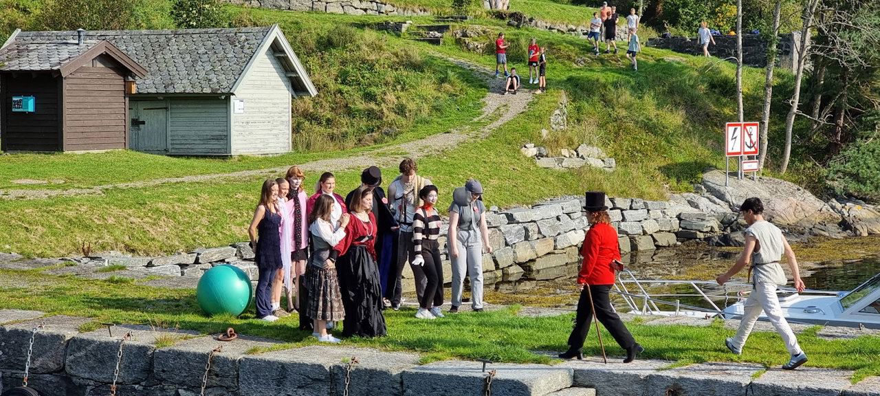 Foto av elevar som går i land på Håøyna