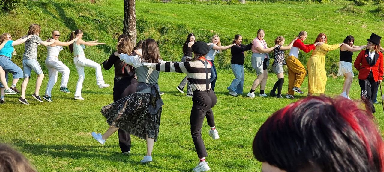 Foto av elevar som dansar