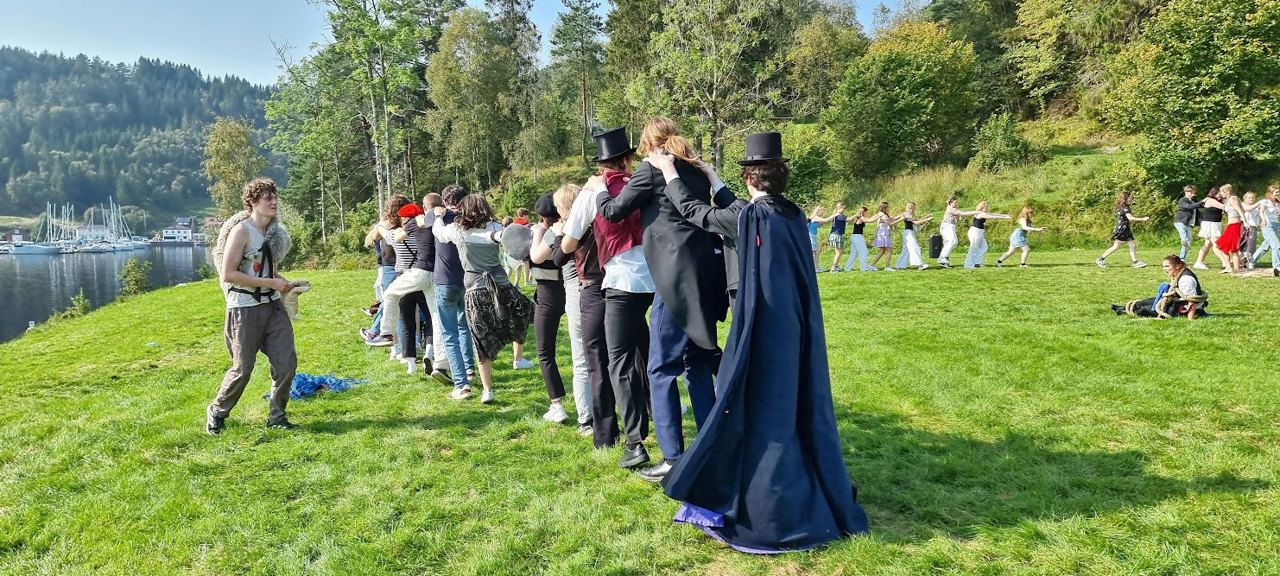 Foto av elevar som dansar