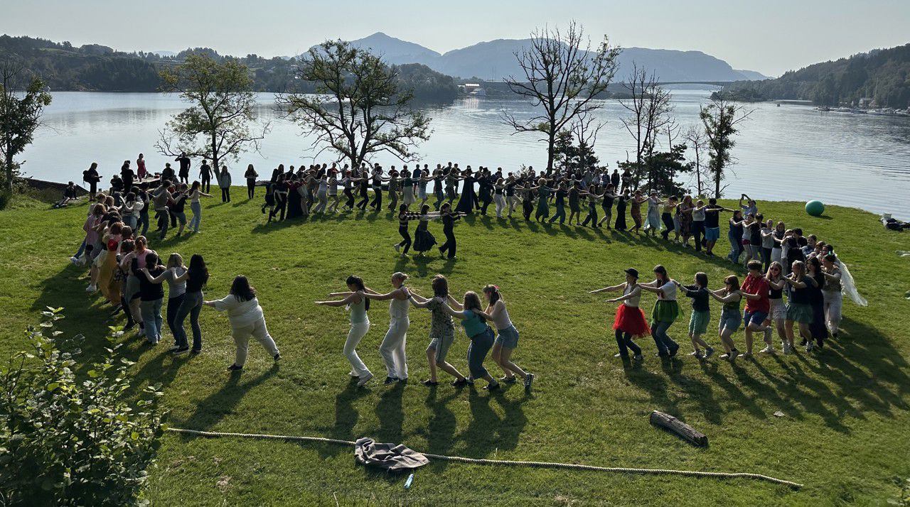 Foto av elevar i ringdans