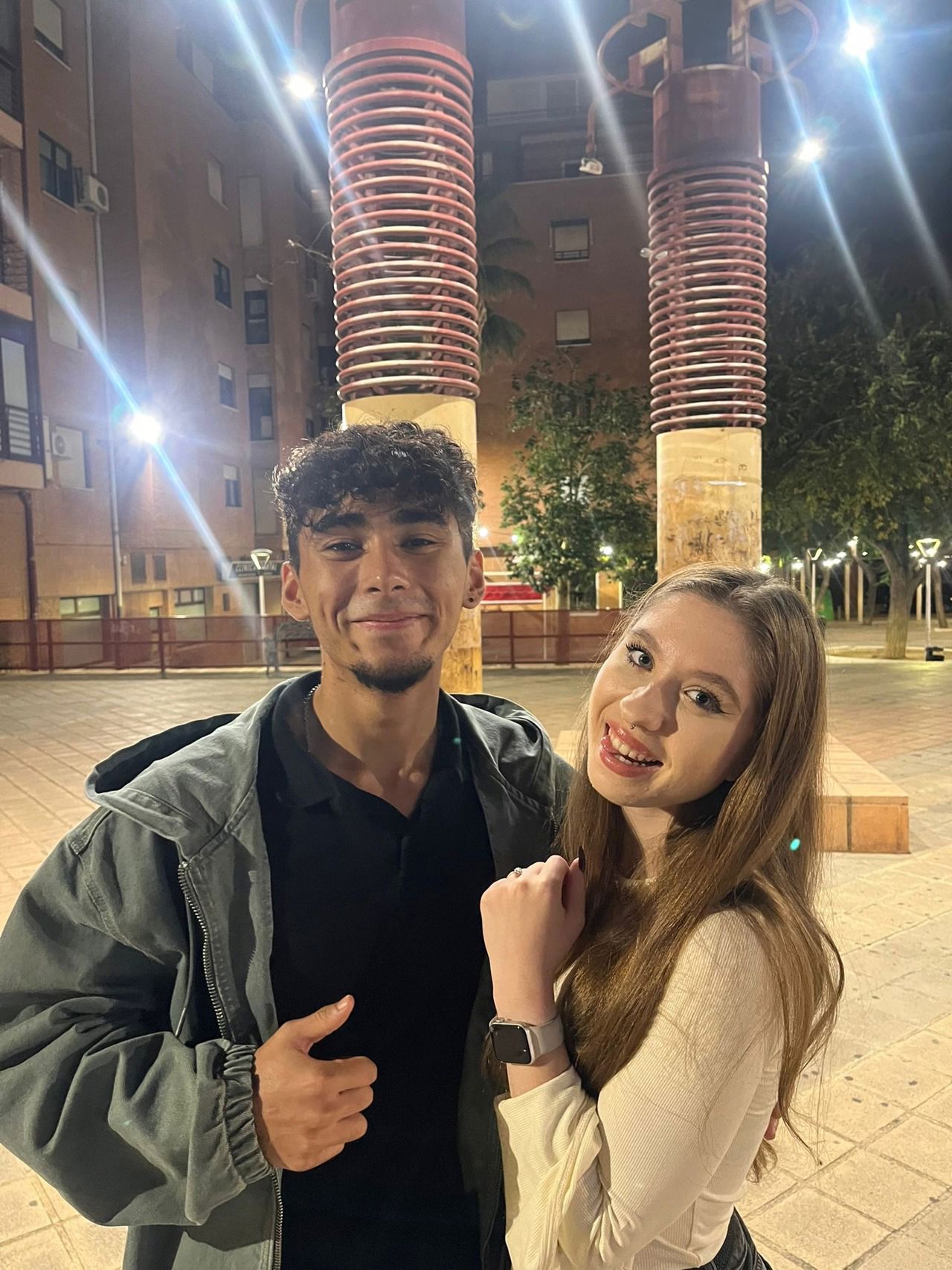 Foto av to elever på kvelden