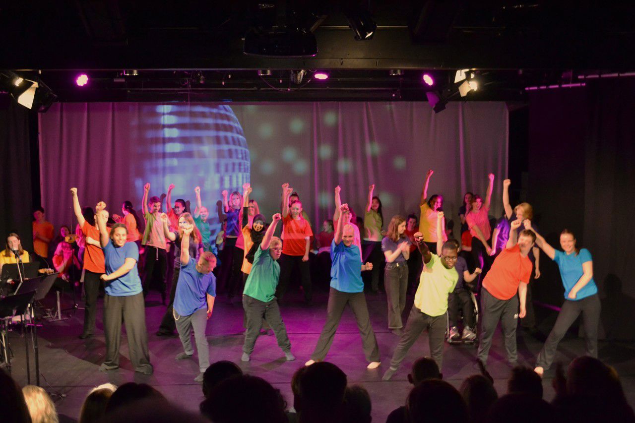Foto av elever som danser