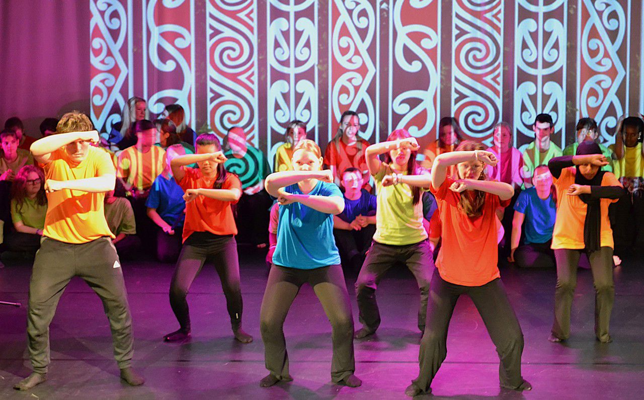 Foto av elever som danser