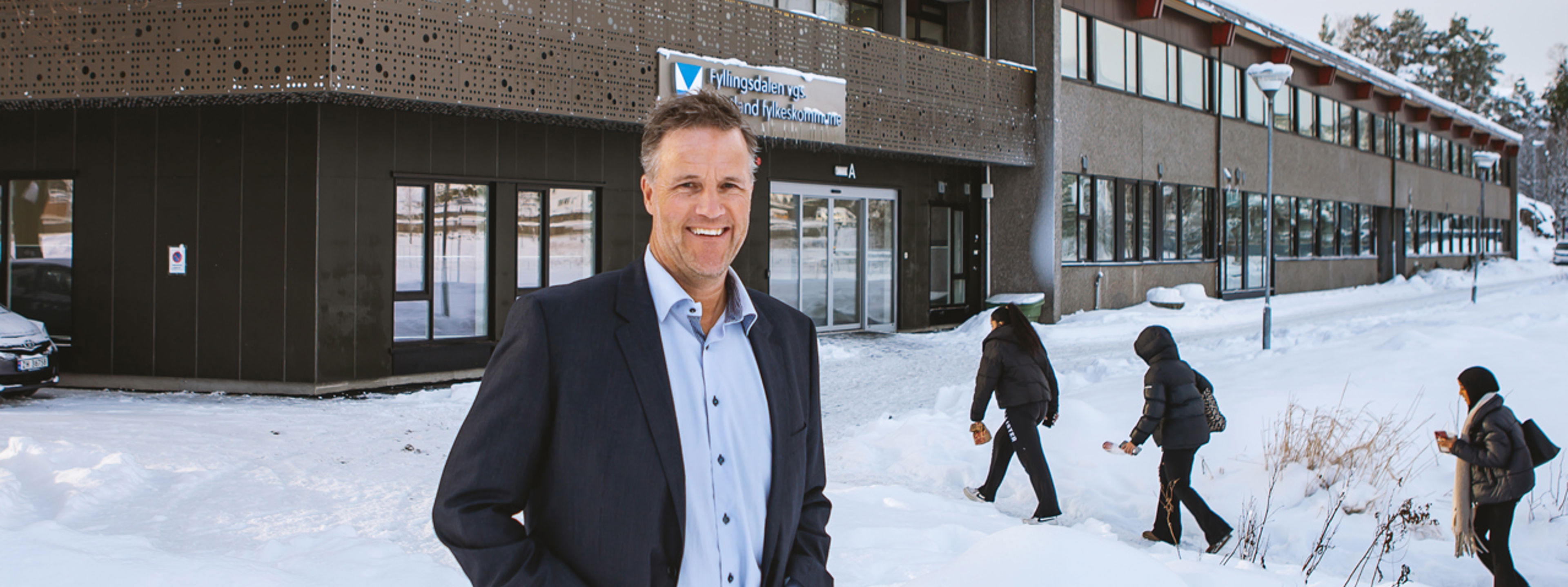 Bilde av Trond Botnen foran skolen