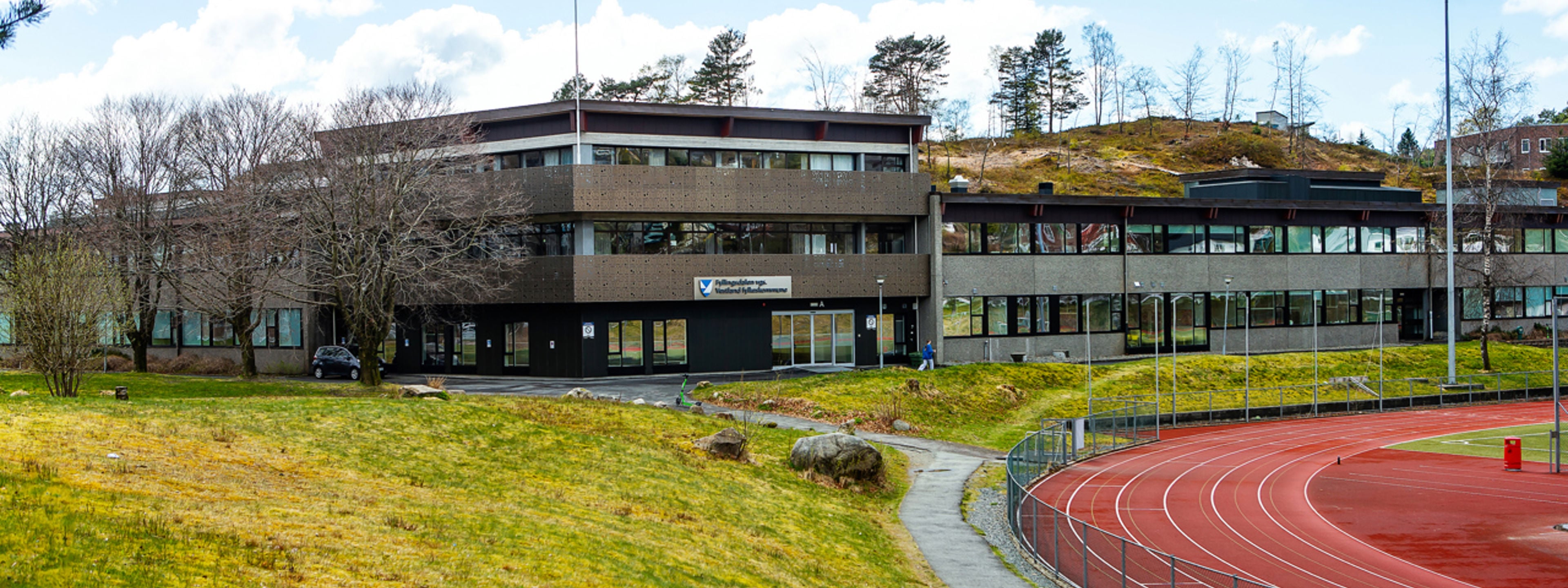 Bilde av skolebygningen