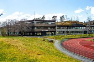 Bilde av skolebygningen