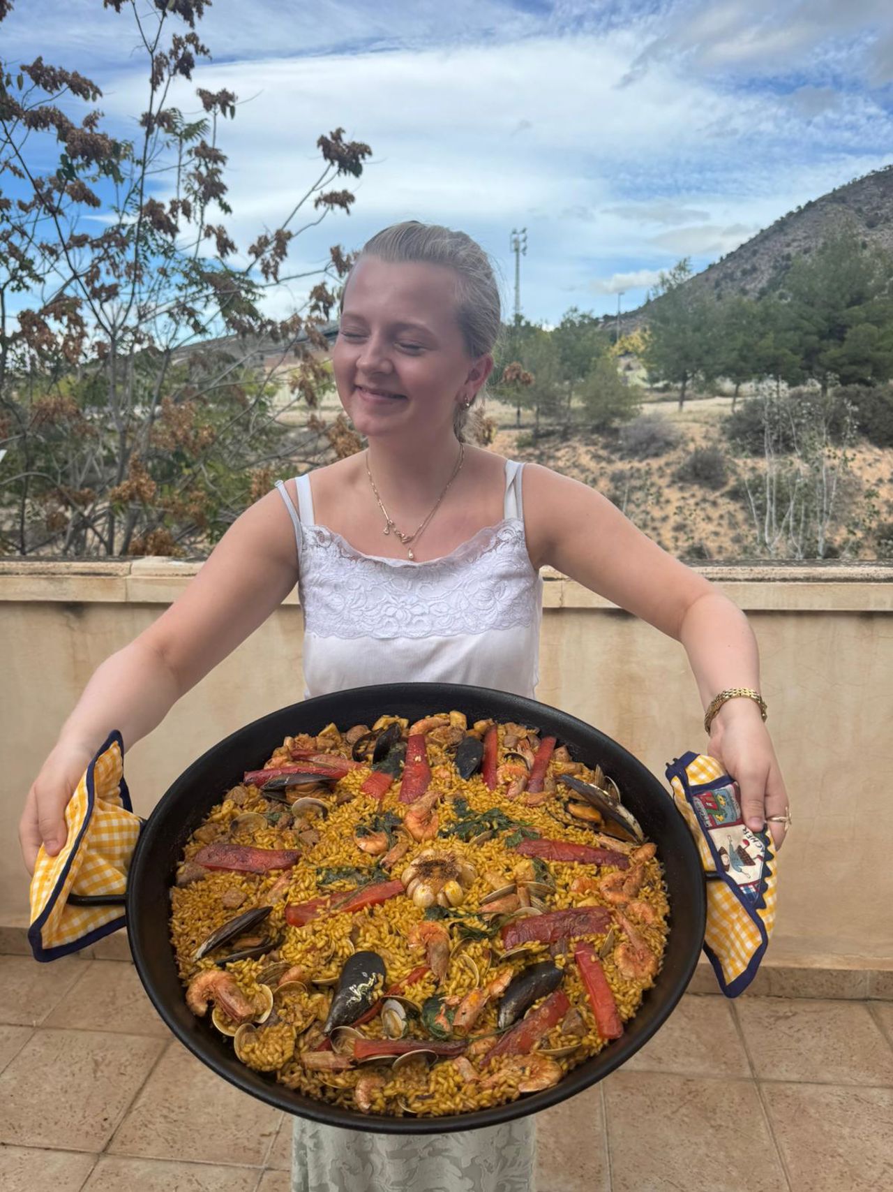 Foto av elev med spansk mat