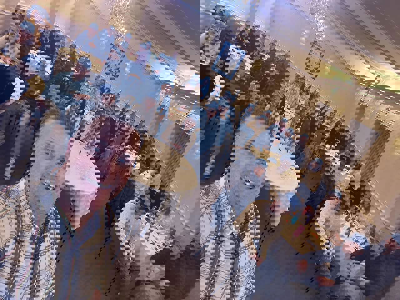 Foto av rektor og elever i konferanserom