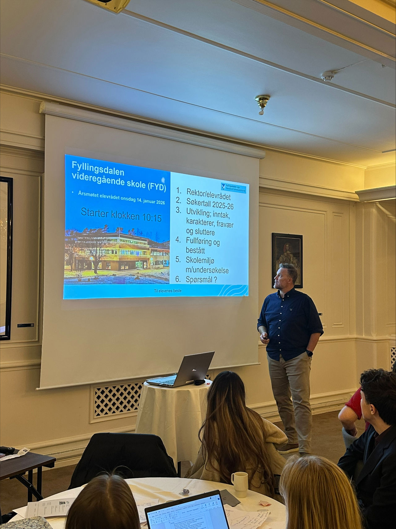 Foto av rektor Trond Botnen som holder innlegg