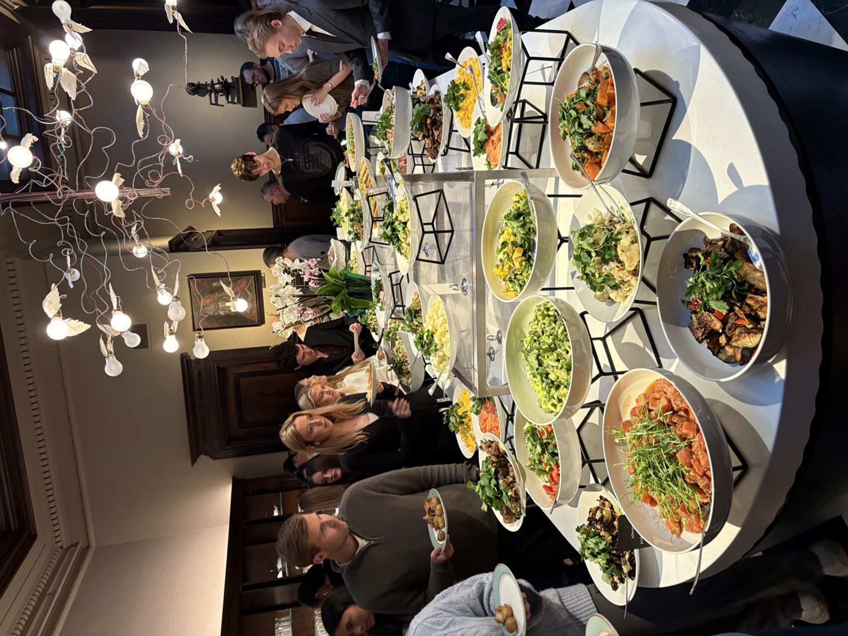 Foto av elever ved lunsjuffet