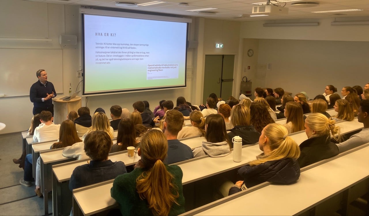 Foto av elever som hører på foredrag