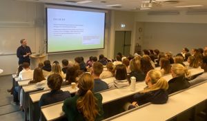 Foto av elever som hører på foredrag