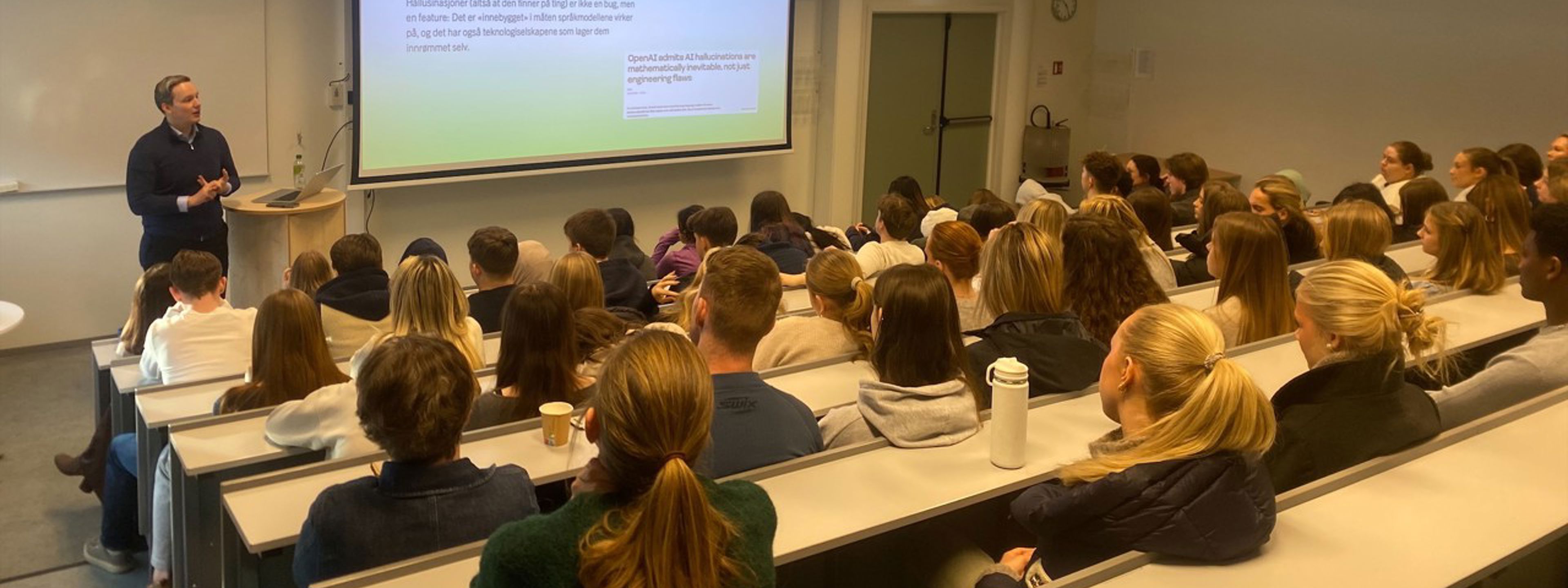 Foto av elever som hører på foredrag