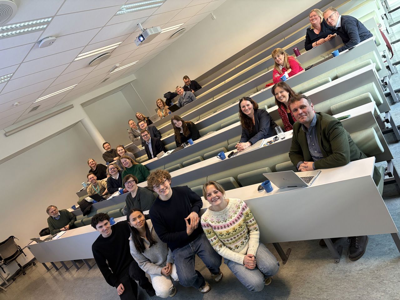 Foto av elever og politikere i Auditoriet