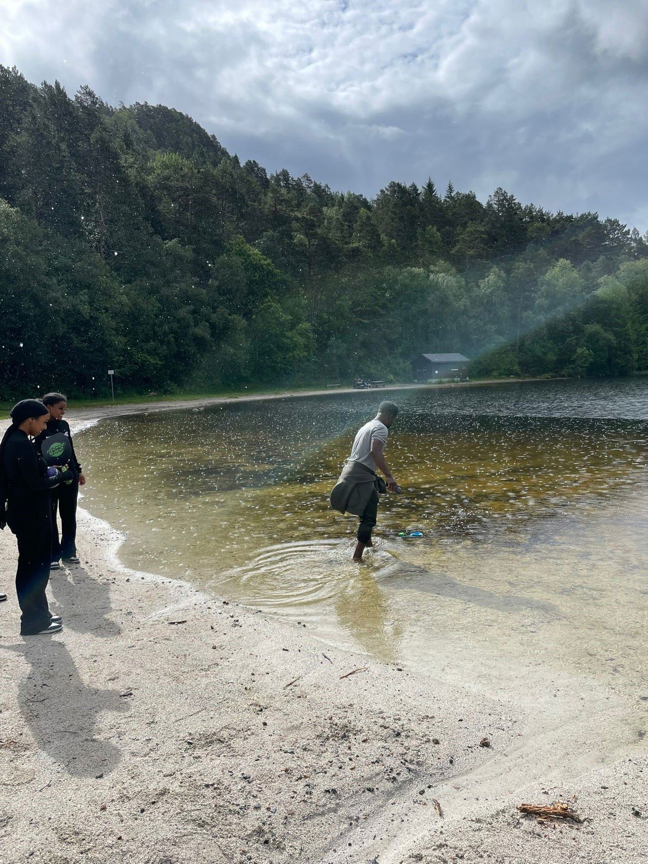 Foto av elever og miljøarbeider på strand