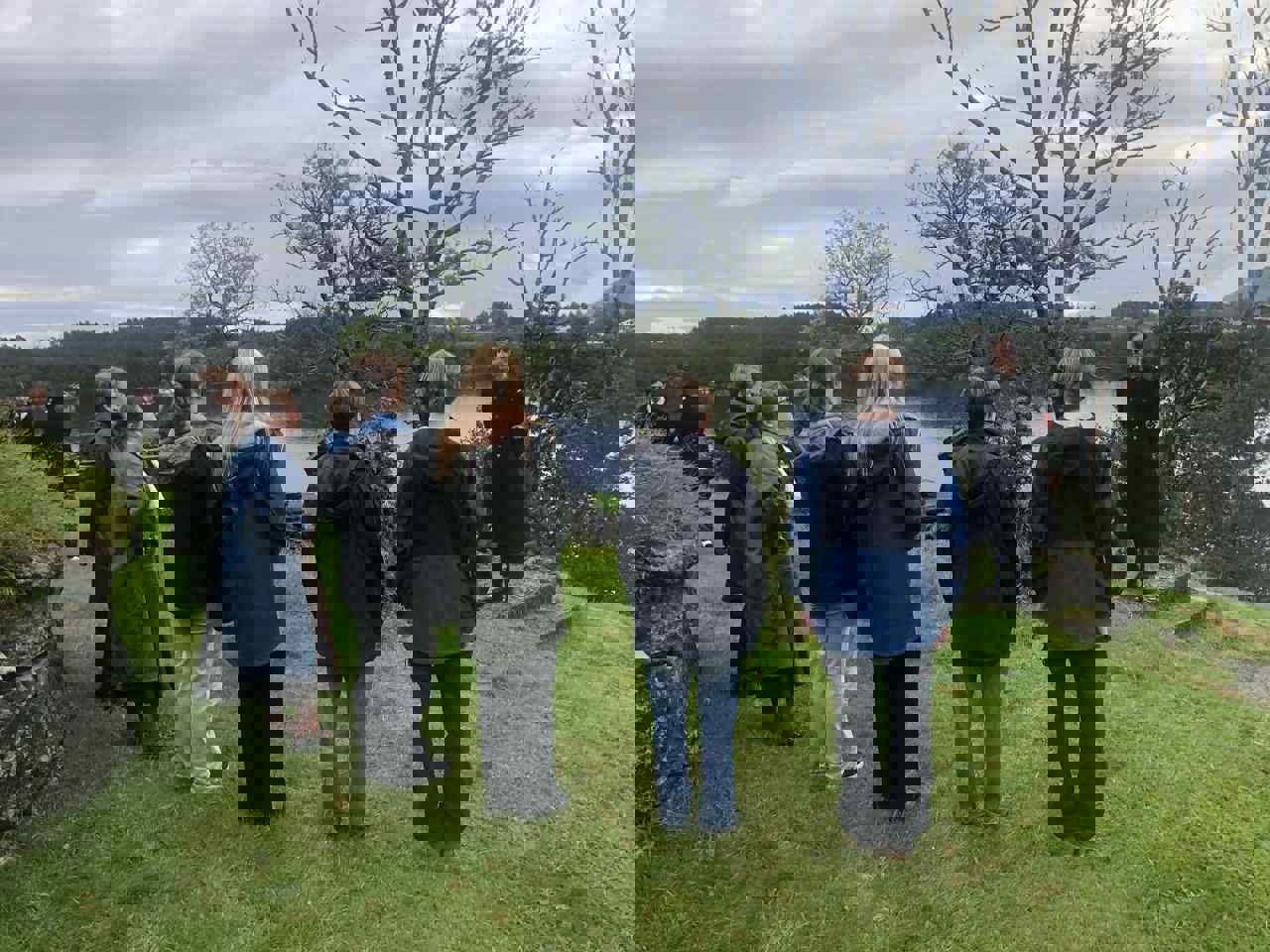 Foto av elever som hører på elev kledd ut som Hitler