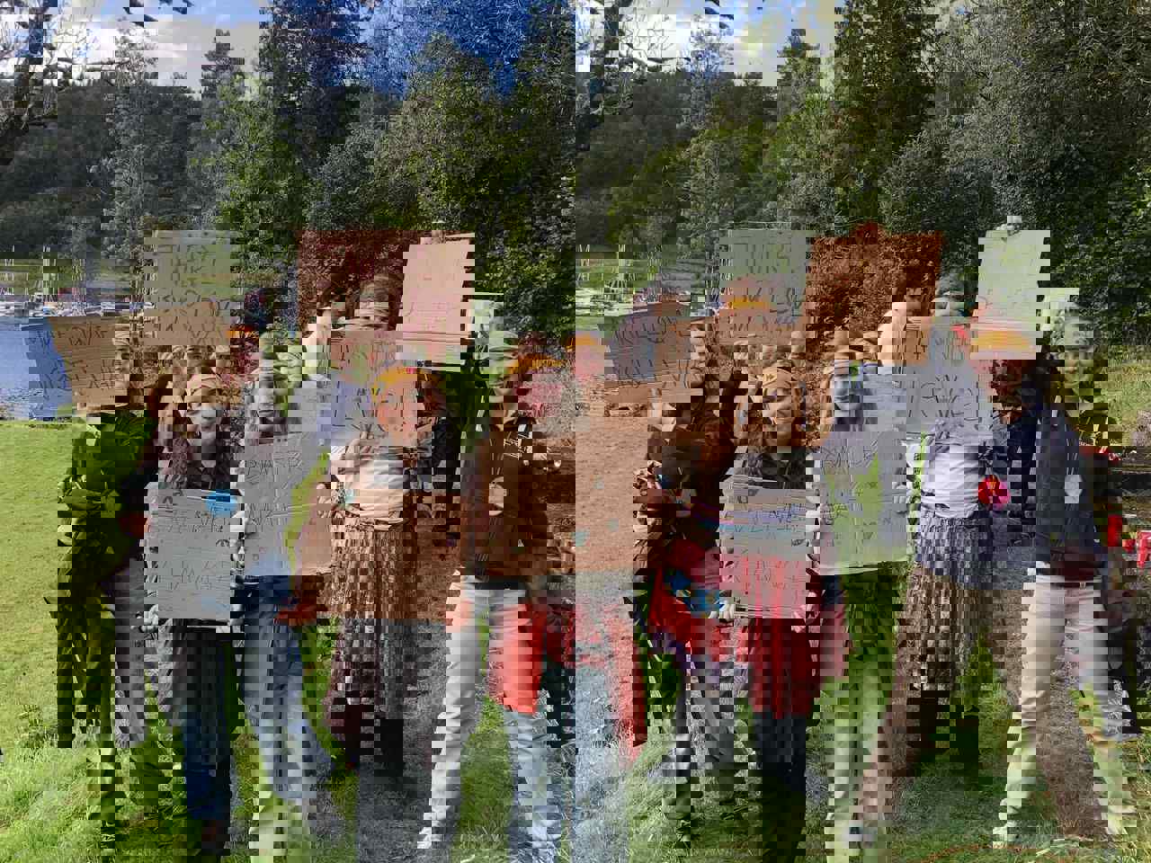 Foto av elever som er kledd ut som hippier