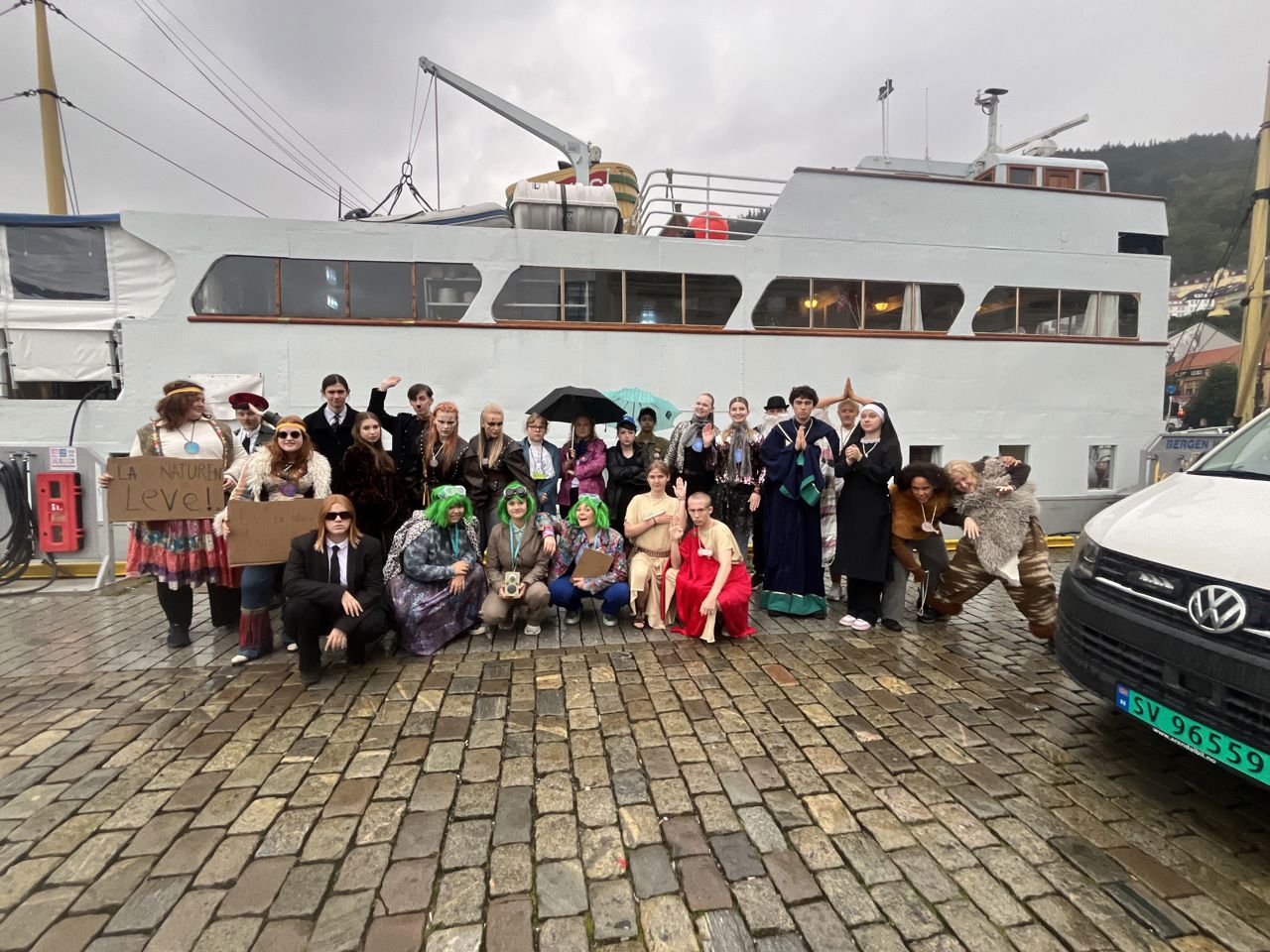 Foto av elever foran båt