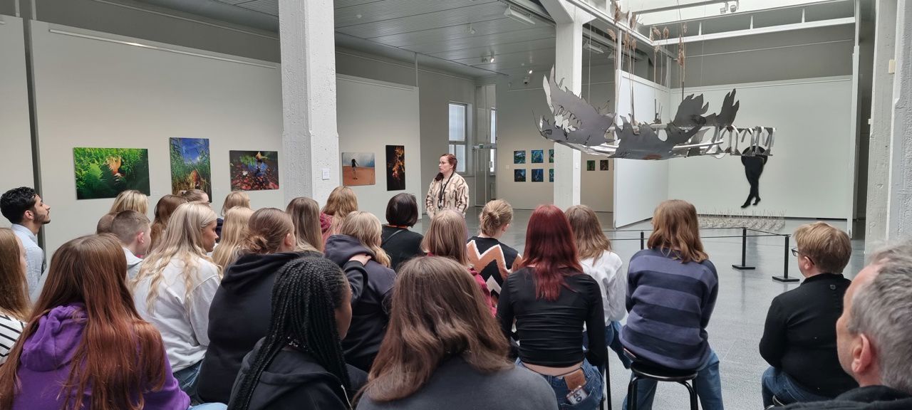 Foto av elever på kunstmuseum