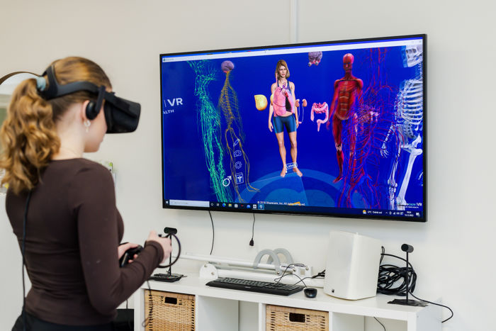 Fotografi av elev med VR-briller