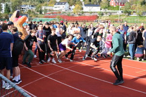 Foto av elever i stafett