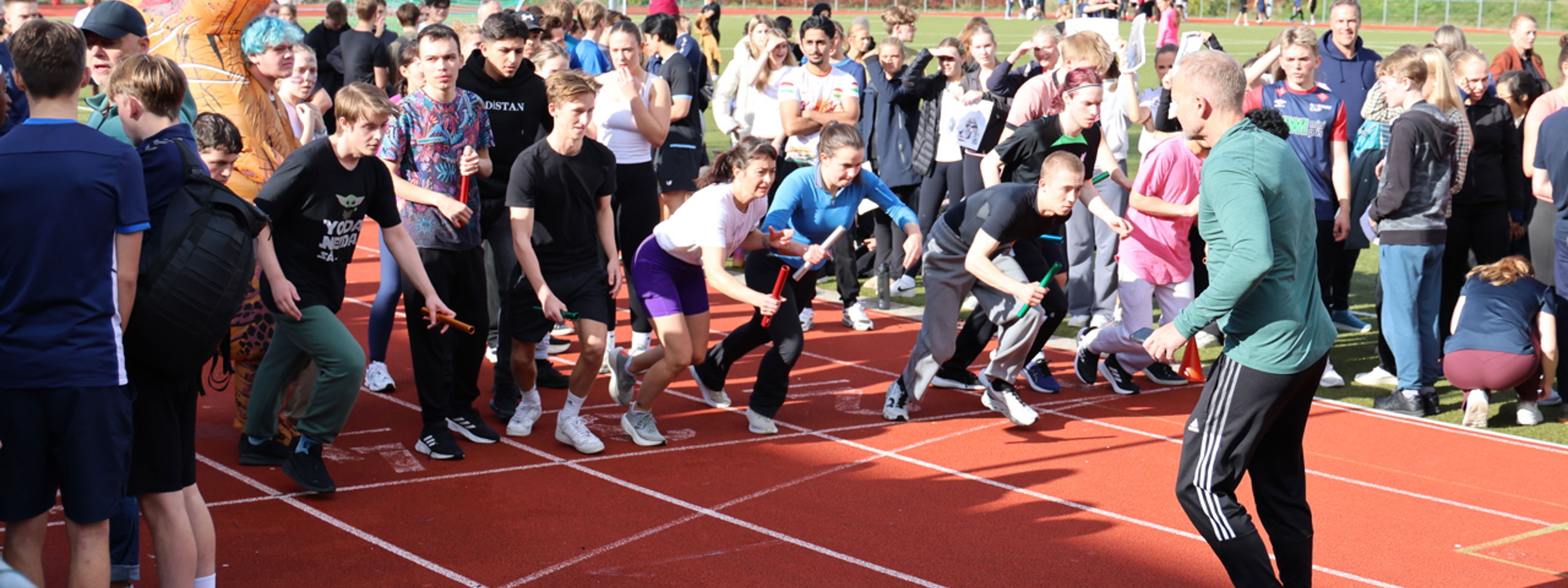 Foto av elever i stafett