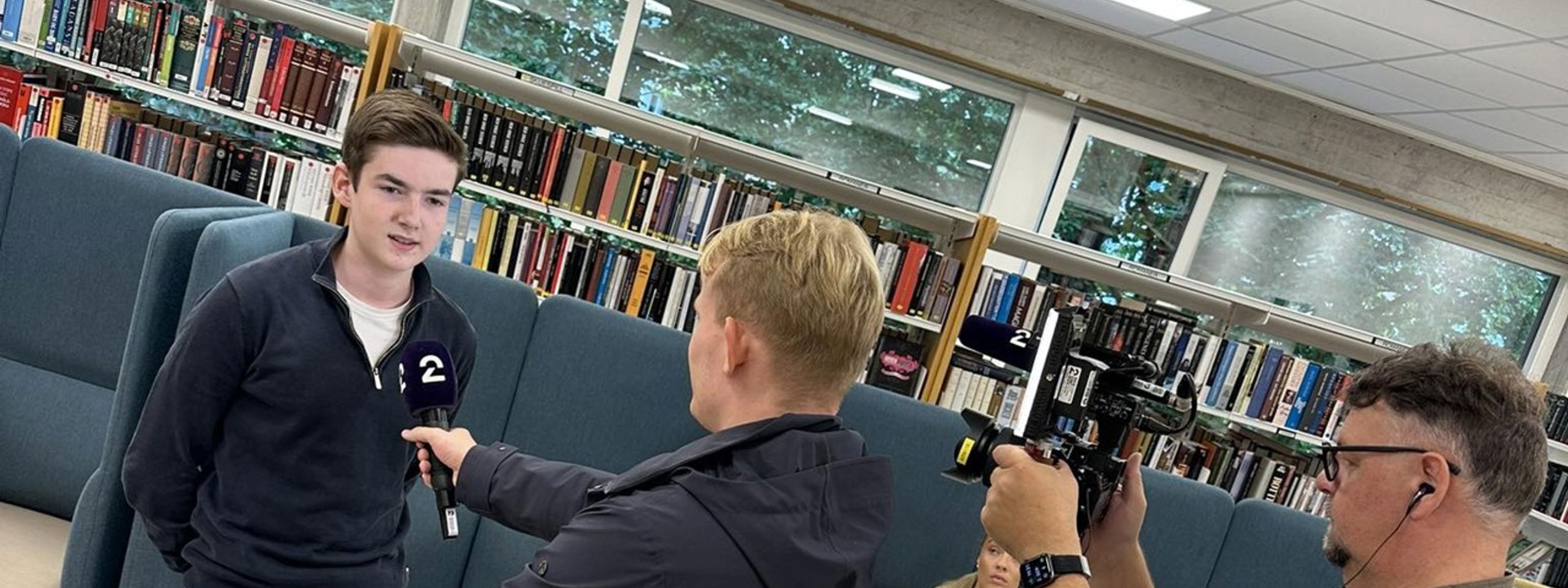 Foto av elev som blir intervjuet