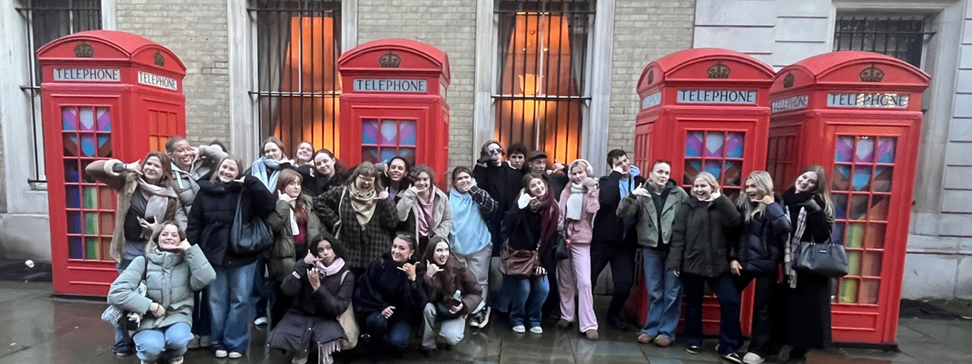 Foto av elever foran engelske telefonkiosker