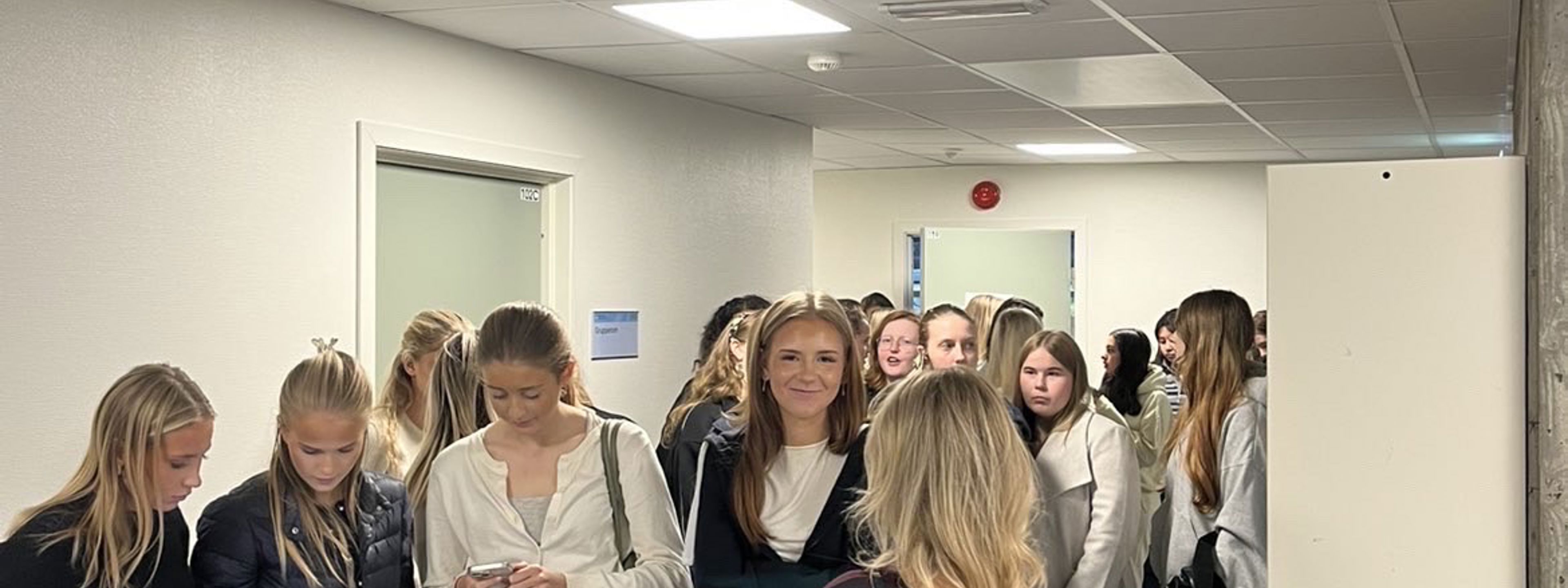 Det var stor stemning og lange køer da årets skolegenser skulle deles ut.