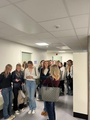 Det var stor stemning og lange køer da årets skolegenser skulle deles ut.