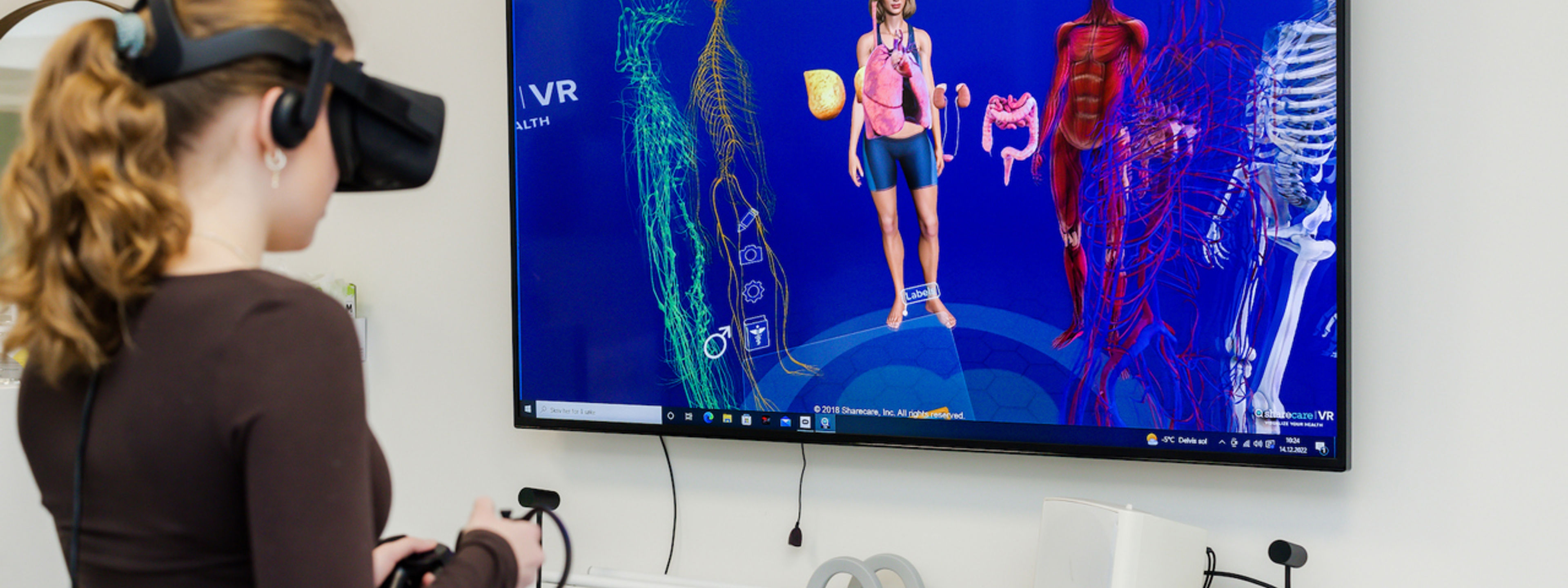 Bilde av elev med VR-brillar og skjerm
